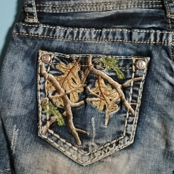 Realtree by Grace in La Embroidered Jean Shorts - Picture 7 of 8